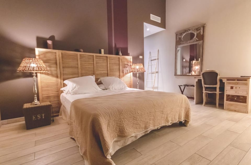 Bed, Bathroom, TV and multimedia, Bedroom, hair dryier, towels, air conditioner
