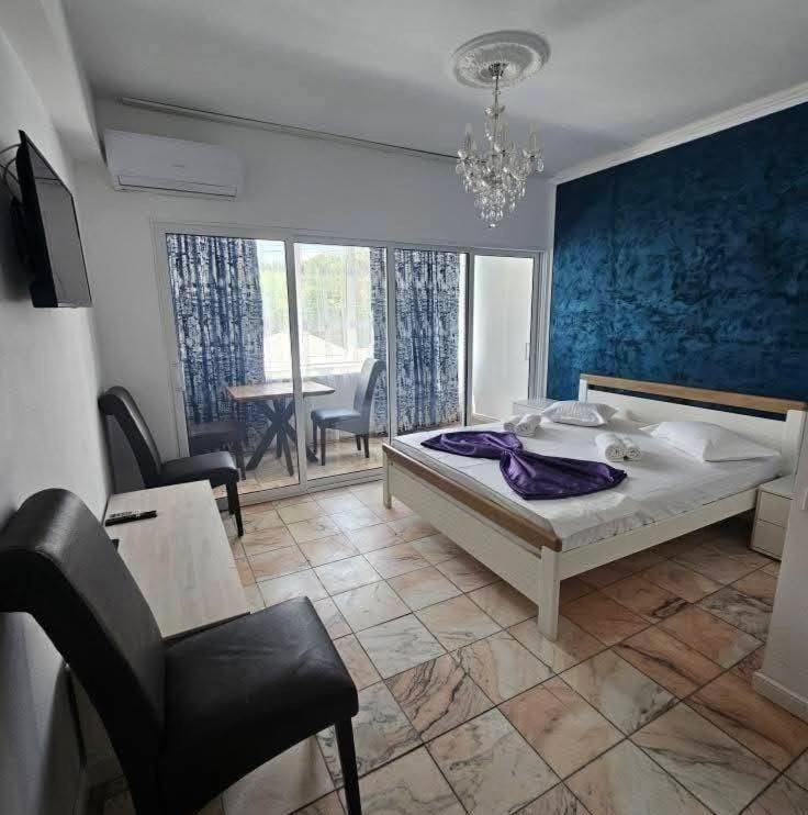 Bed, TV and multimedia, Living room, Photo of the whole room, Seating area, Bedroom, towels, air conditioner