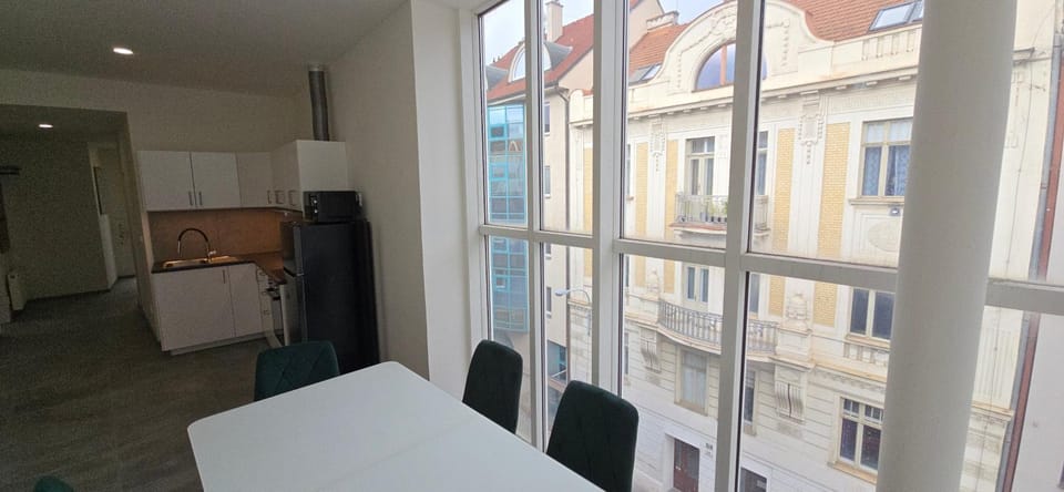 Kitchen or kitchenette, Dining area, oven