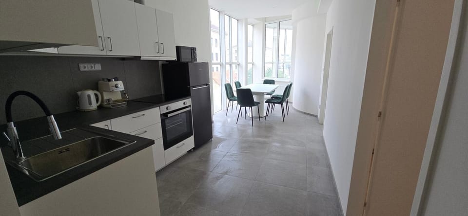 Coffee/tea facilities, Kitchen or kitchenette, Dining area, oven, stove, toaster