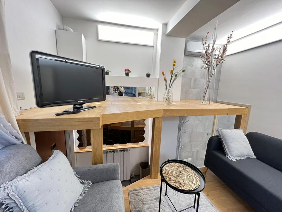 Communal lounge/ TV room, TV and multimedia, Living room, Seating area, Dining area, Evening entertainment, hair dresser