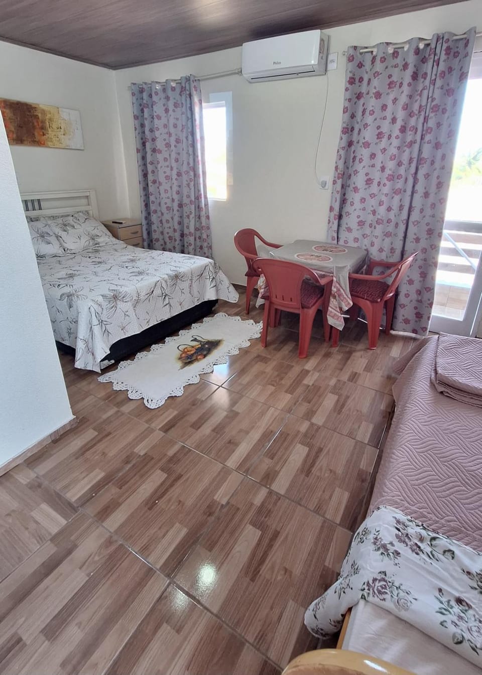 KITNET S4 em TORRES-RS - Confortável com cama casal box, cama de solteiro bicama, televisão, geladeira, micro-ondas, chaleira elétrica, ar-condicionado split - Anfitriã Superhost no BnB House in State of Santa Catarina