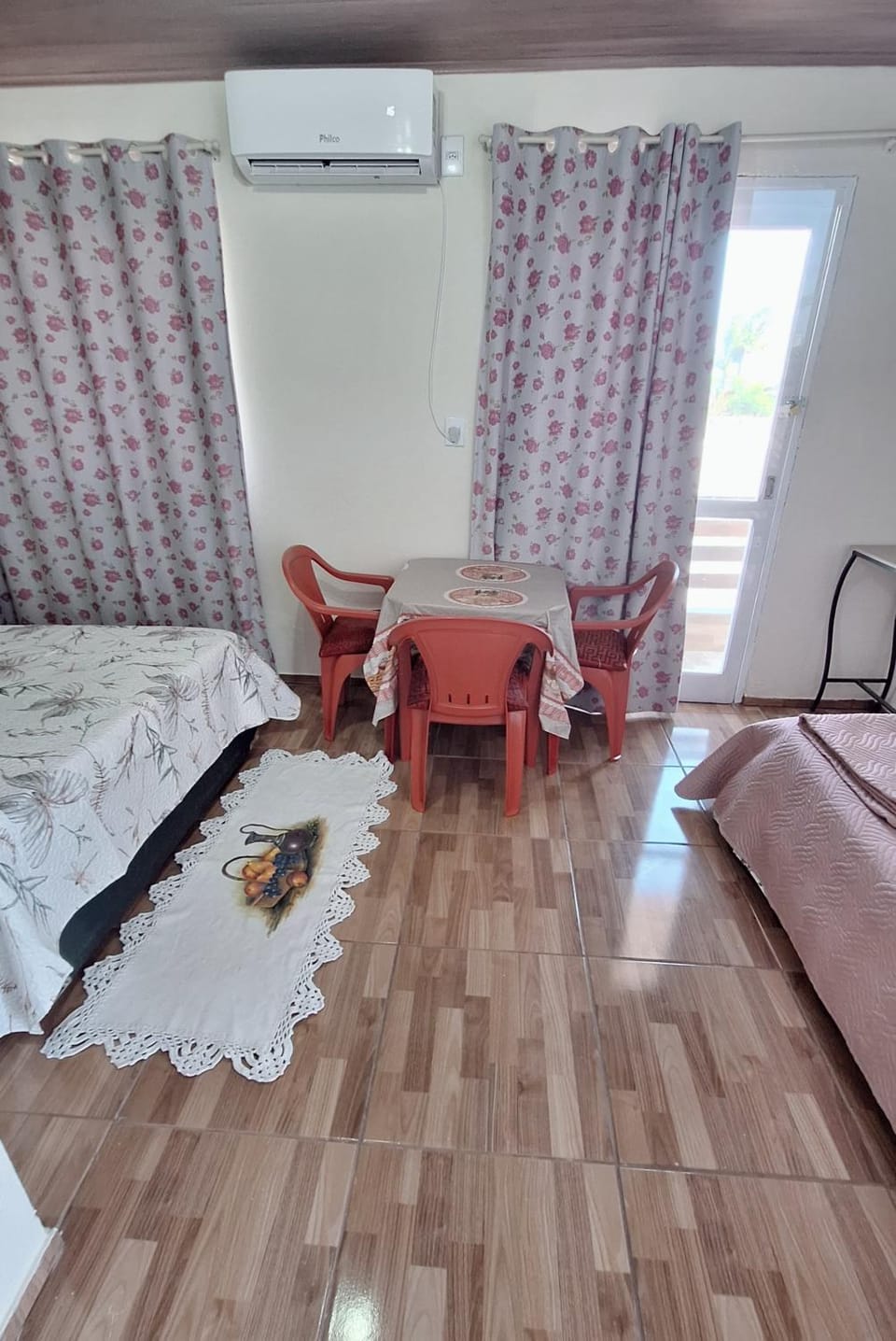 KITNET S4 em TORRES-RS - Confortável com cama casal box, cama de solteiro bicama, televisão, geladeira, micro-ondas, chaleira elétrica, ar-condicionado split - Anfitriã Superhost no BnB House in State of Santa Catarina