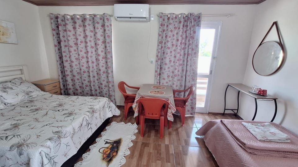 KITNET S4 em TORRES-RS - Confortável com cama casal box, cama de solteiro bicama, televisão, geladeira, micro-ondas, chaleira elétrica, ar-condicionado split - Anfitriã Superhost no BnB House in State of Santa Catarina