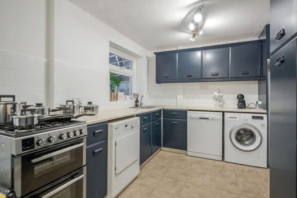 Newly renovated 5 Bed - LONG STAY discount House in England