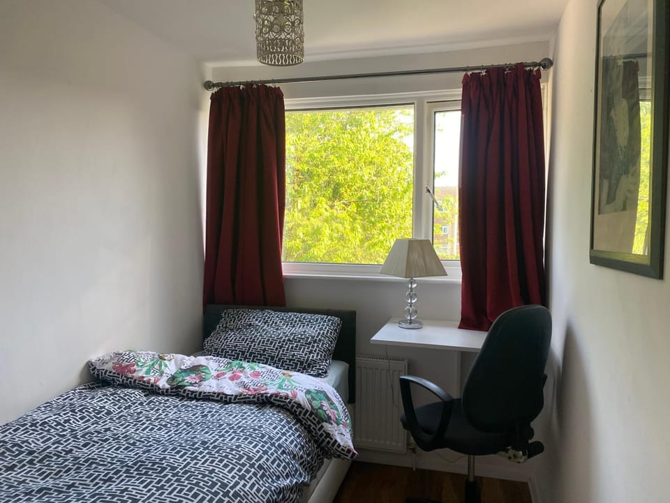 Work-Friendly Private Room Bed and Breakfast in Reading