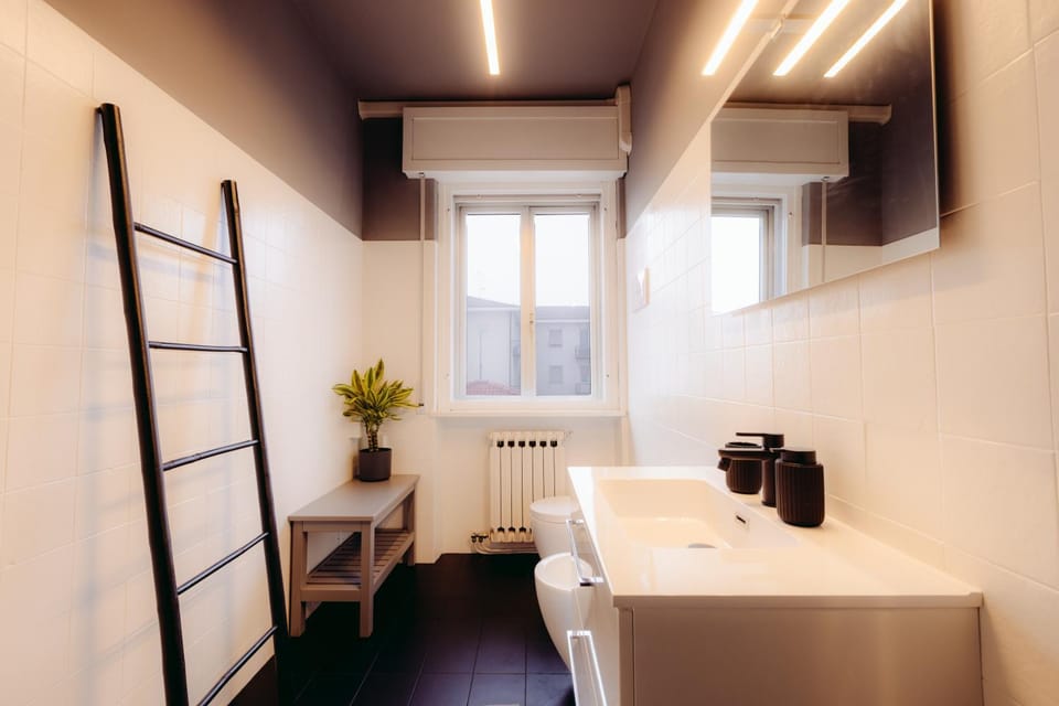 Bathroom, hair dresser, internet