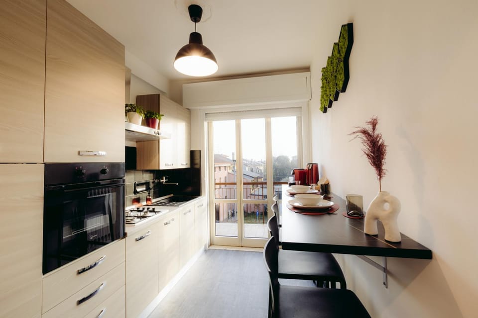 Kitchen or kitchenette, Dining area, minibar, pet friendly, stove, kitchen