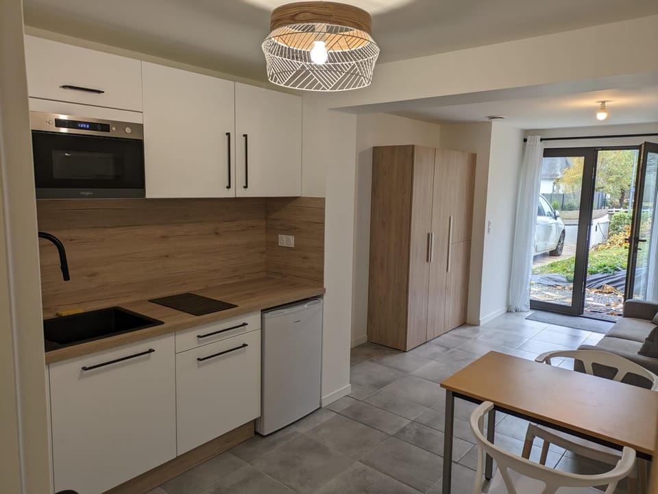 Kitchen or kitchenette, Dining area, minibar, stove