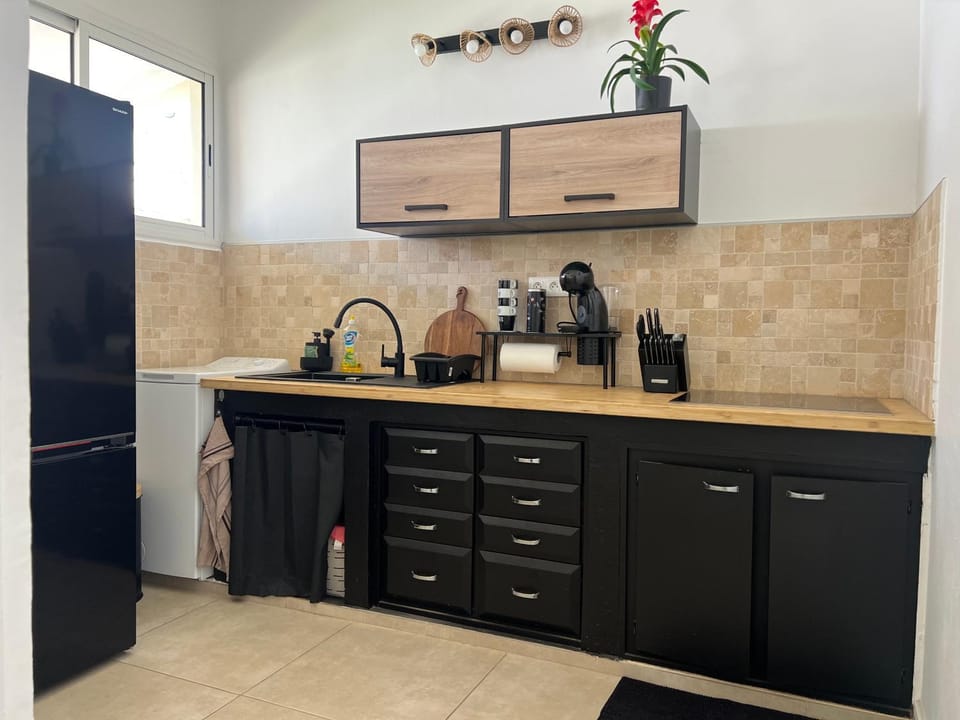Coffee/tea facilities, Kitchen or kitchenette, stove, toaster