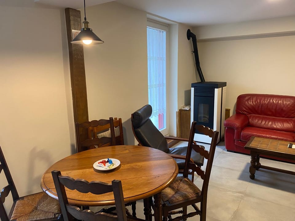 Living room, Dining area, internet