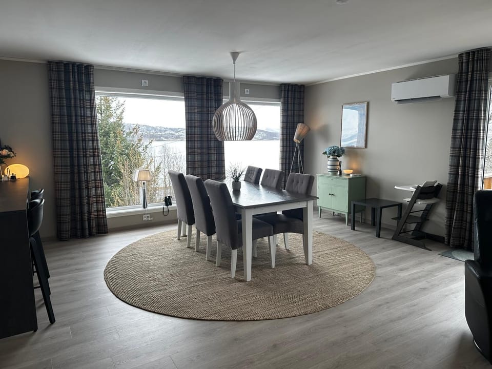 Living room, Seating area, Dining area