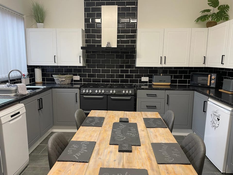 Kitchen or kitchenette, Dining area, dishwasher, minibar, pet friendly, stove, toaster