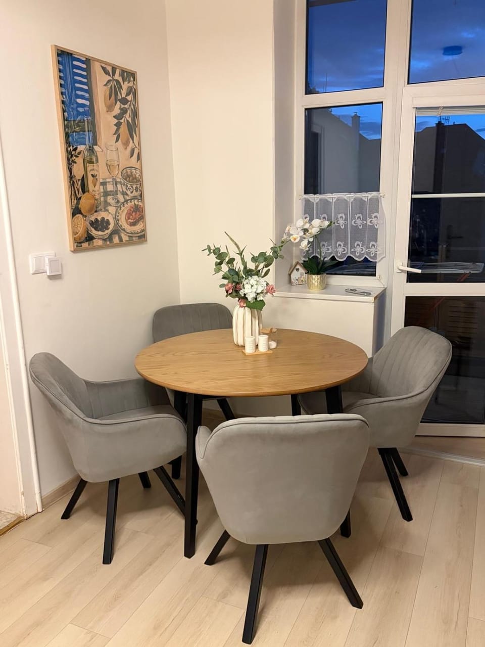 Seating area, Dining area