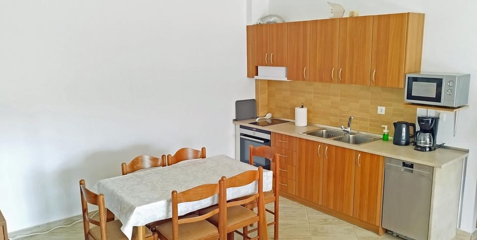 Kitchen or kitchenette, Dining area, Food, Lunch, stove, kitchen