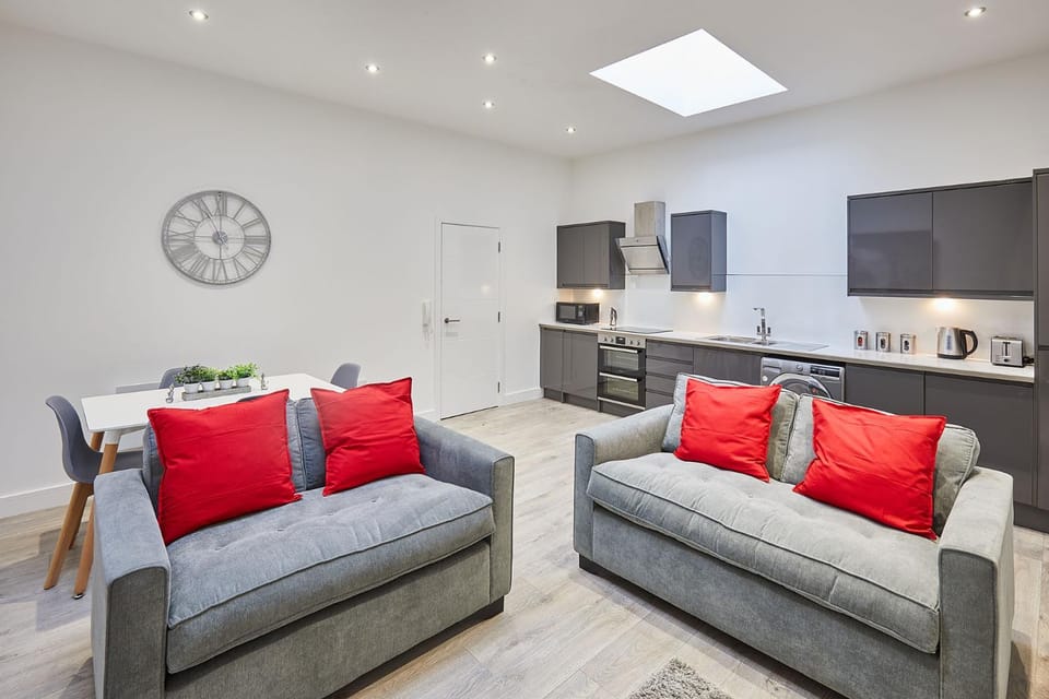 TV and multimedia, Coffee/tea facilities, Kitchen or kitchenette, Living room, Seating area, Dining area, minibar, pet friendly