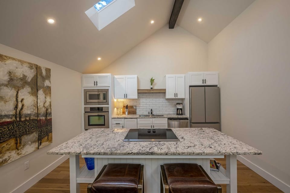 Kitchen or kitchenette, Dining area, dishwasher, minibar, pet friendly, stove