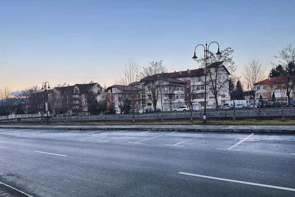 Property building, Day, Neighbourhood, Street view, Location, Parking