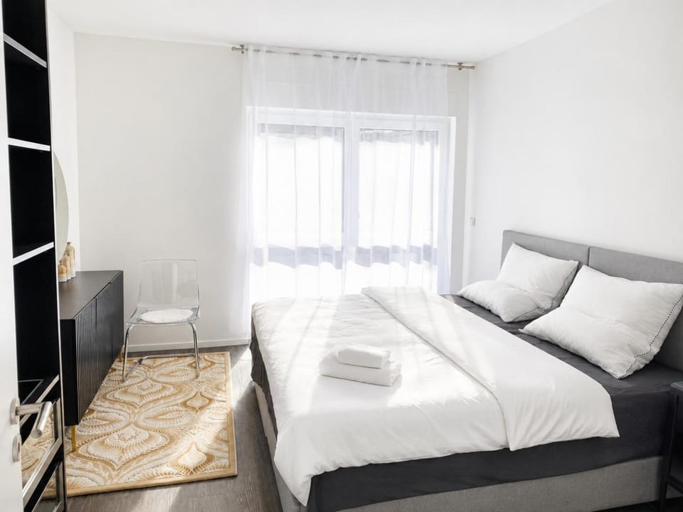 Bed, Photo of the whole room, Bedroom, towels