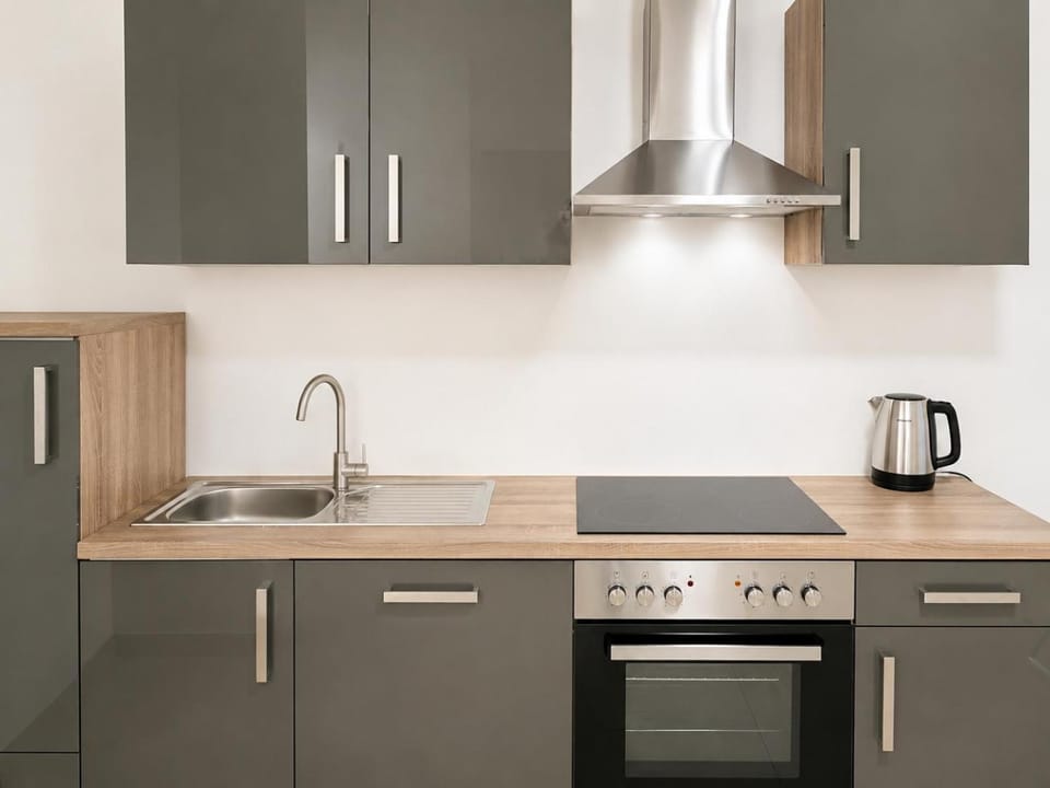 Kitchen or kitchenette, minibar