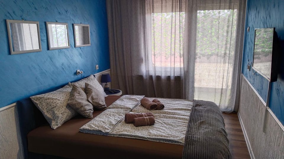 Bed, TV and multimedia, Photo of the whole room, Bedroom, towels