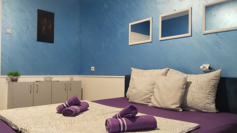 Bed, Photo of the whole room, Bedroom, towels