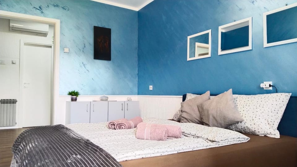 Bed, Photo of the whole room, Seating area, Bedroom, internet, air conditioner