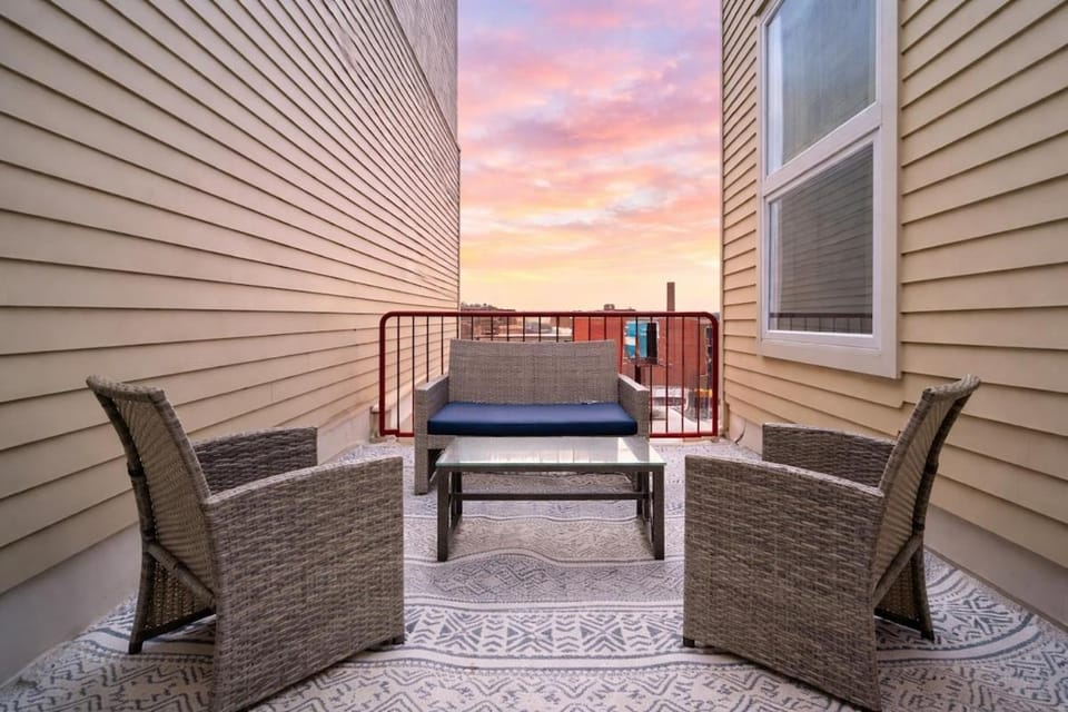 McCormick Oasis with Balcony, Optional Parking, Patio and Gym Sleeps 6 Near McCormick Place, Grant Park, Soldier Field & Museum Campus Apartment in South Loop