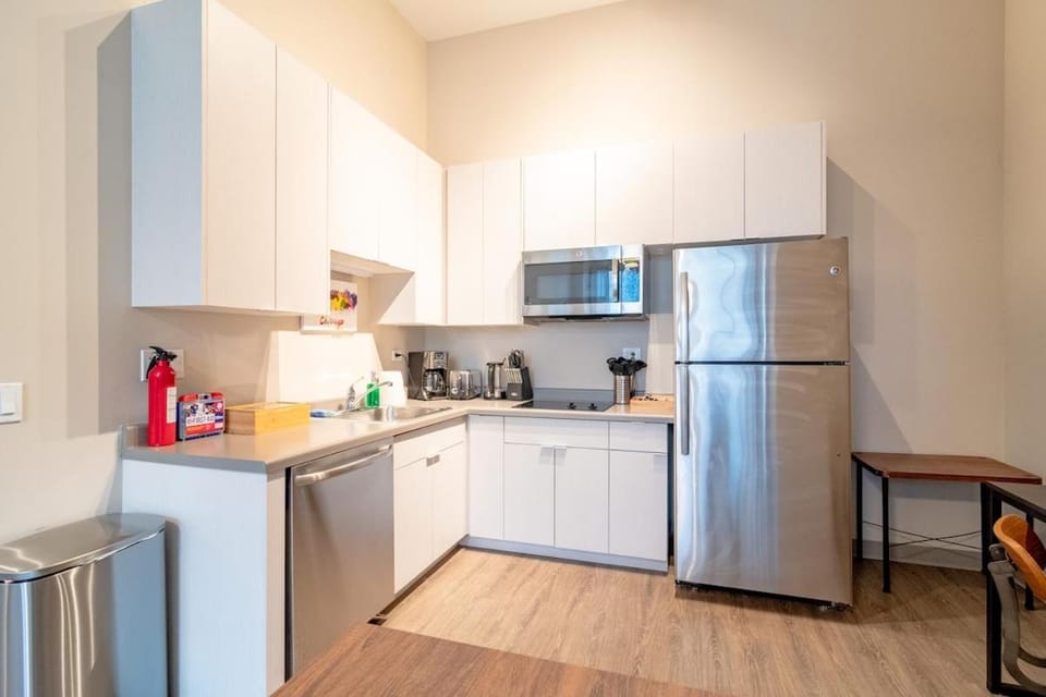 McCormick Oasis with Balcony, Optional Parking, Patio and Gym Sleeps 6 Near McCormick Place, Grant Park, Soldier Field & Museum Campus Apartment in South Loop