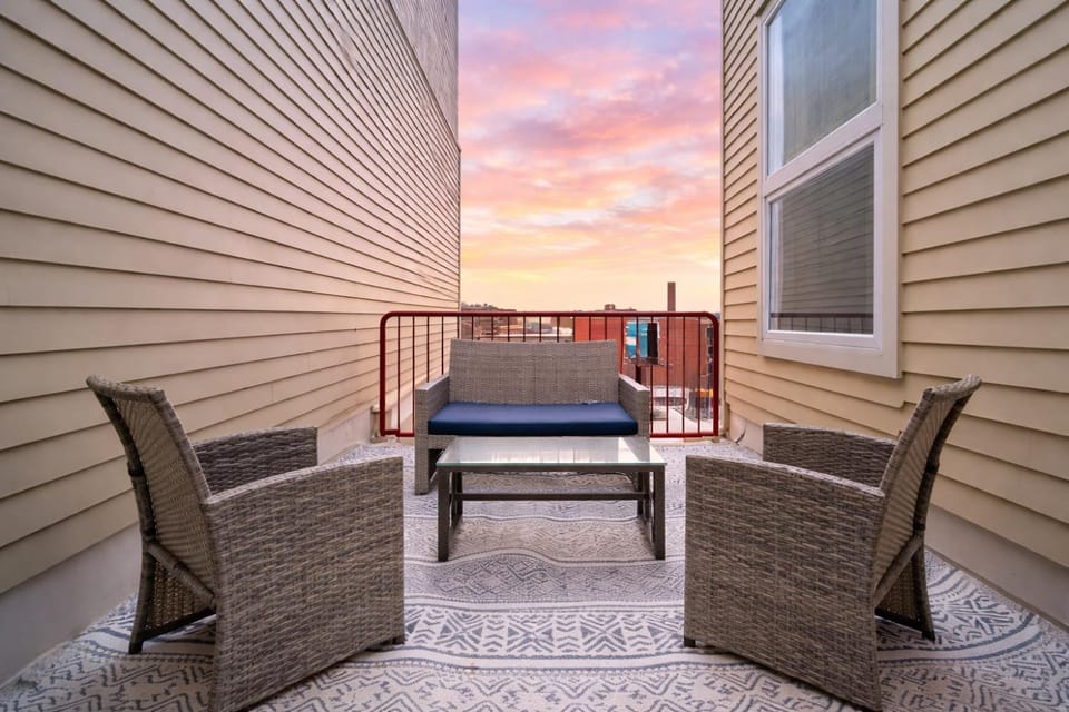 McCormick Oasis with Balcony, Optional Parking, Patio and Gym Sleeps 6 Near McCormick Place, Grant Park, Soldier Field & Museum Campus Apartment in South Loop
