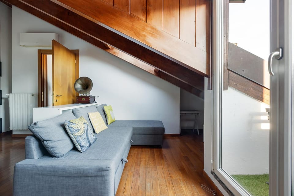 Bed, Living room