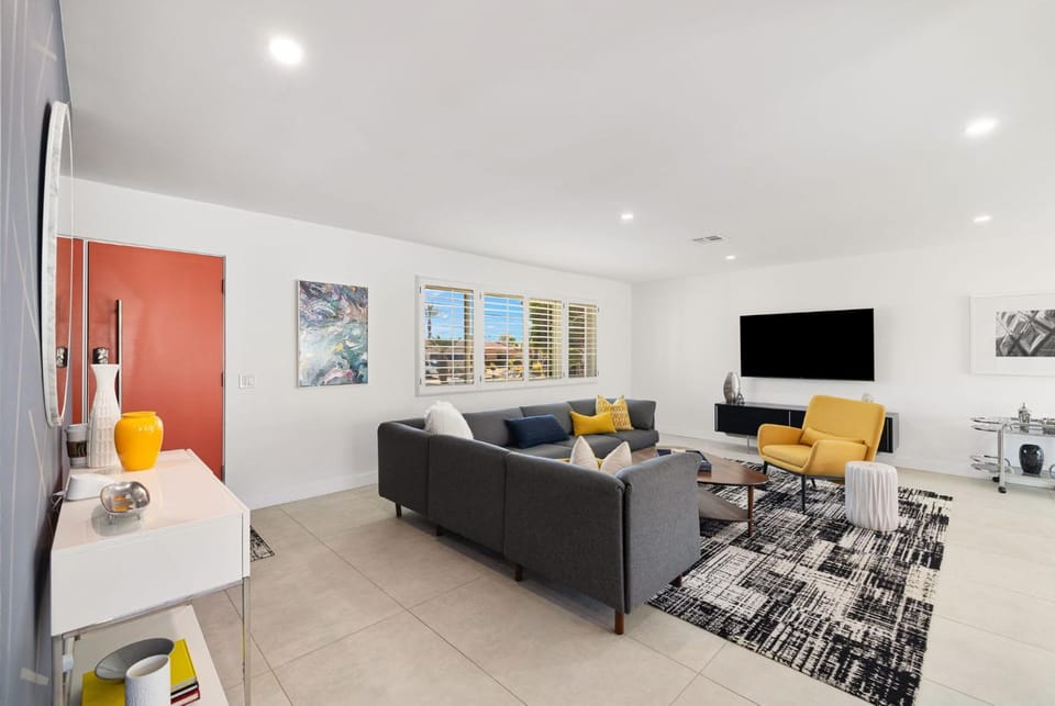 Communal lounge/ TV room, TV and multimedia, Living room, Seating area