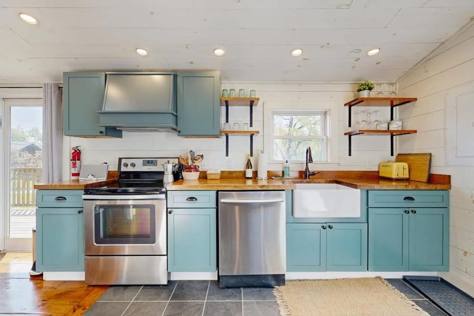 Kitchen or kitchenette, dishwasher, oven, kitchen
