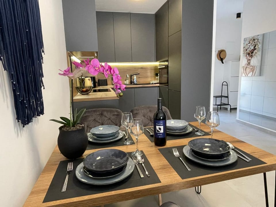Dining area, kitchen