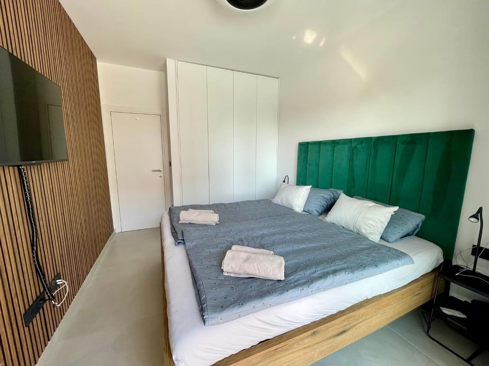 Bed, TV and multimedia, Photo of the whole room, Bedroom