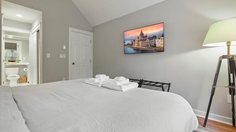 Bathroom, TV and multimedia, Bedroom