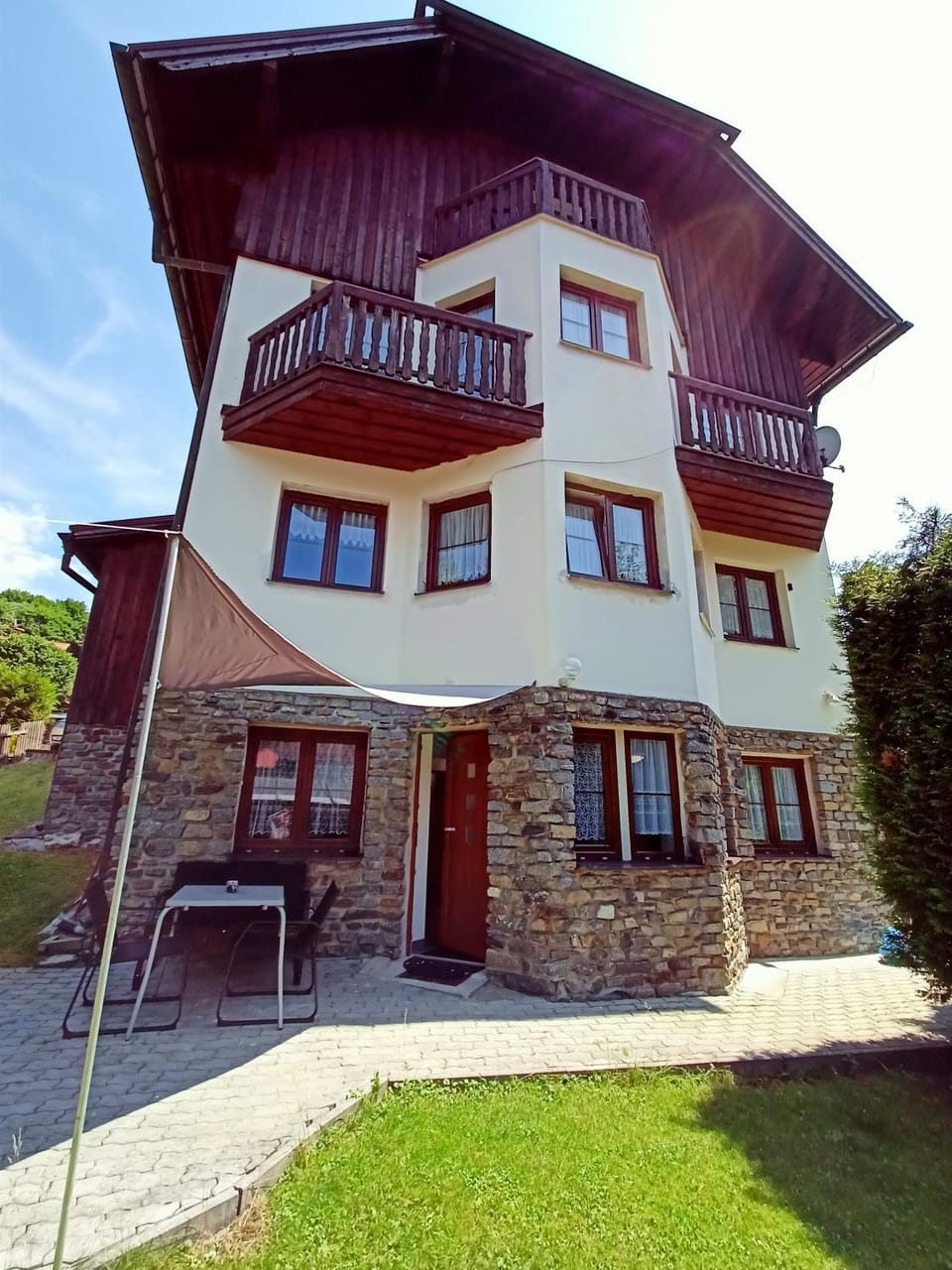 Facade/entrance