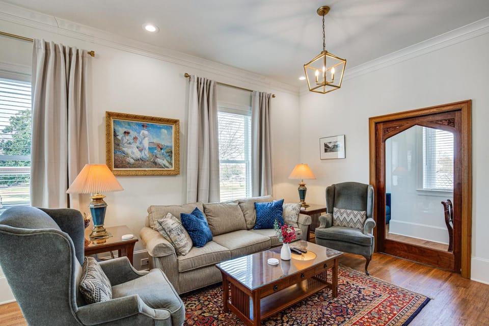 Historic Charnwood Guest House- 1 Mile to Downtown Apartment in Tyler