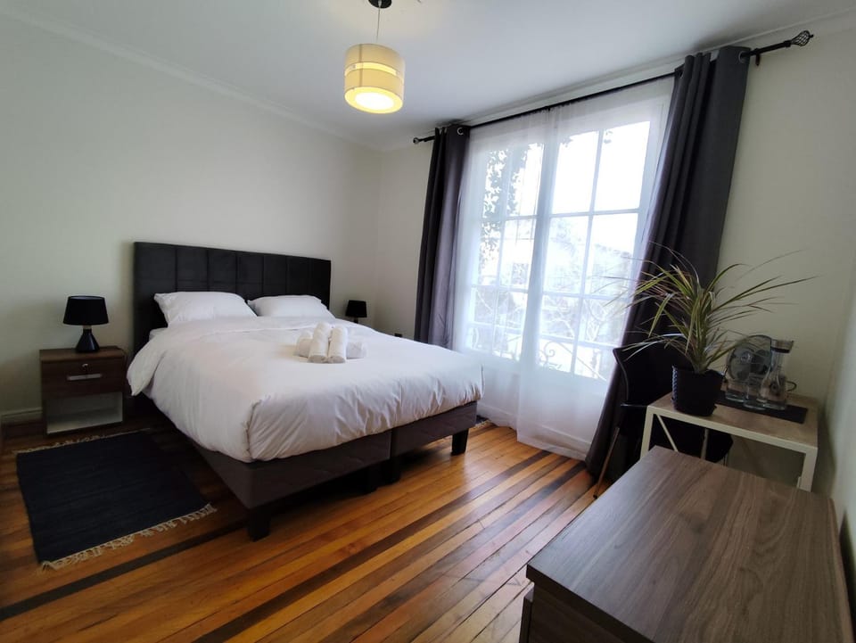 Bed, Photo of the whole room, Bedroom, Quiet street view