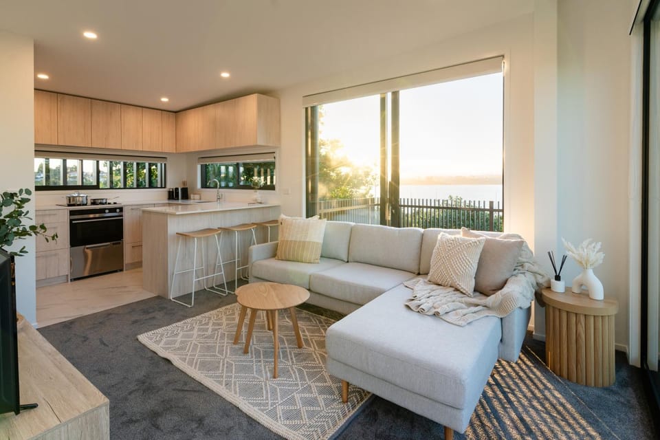 Day, TV and multimedia, View (from property/room), View (from property/room), Living room, Decorative detail, Decorative detail, Seating area, Sea view, Sea view, Sunset