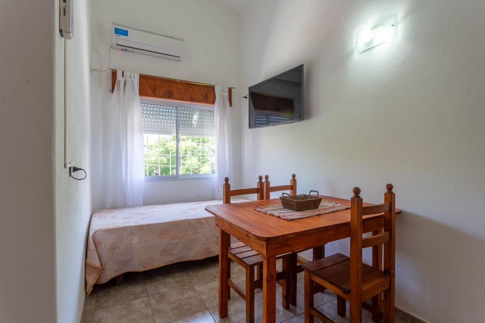 Communal lounge/ TV room, Bed, TV and multimedia, Living room, Photo of the whole room, Seating area, Dining area, Evening entertainment, Bedroom, air conditioner