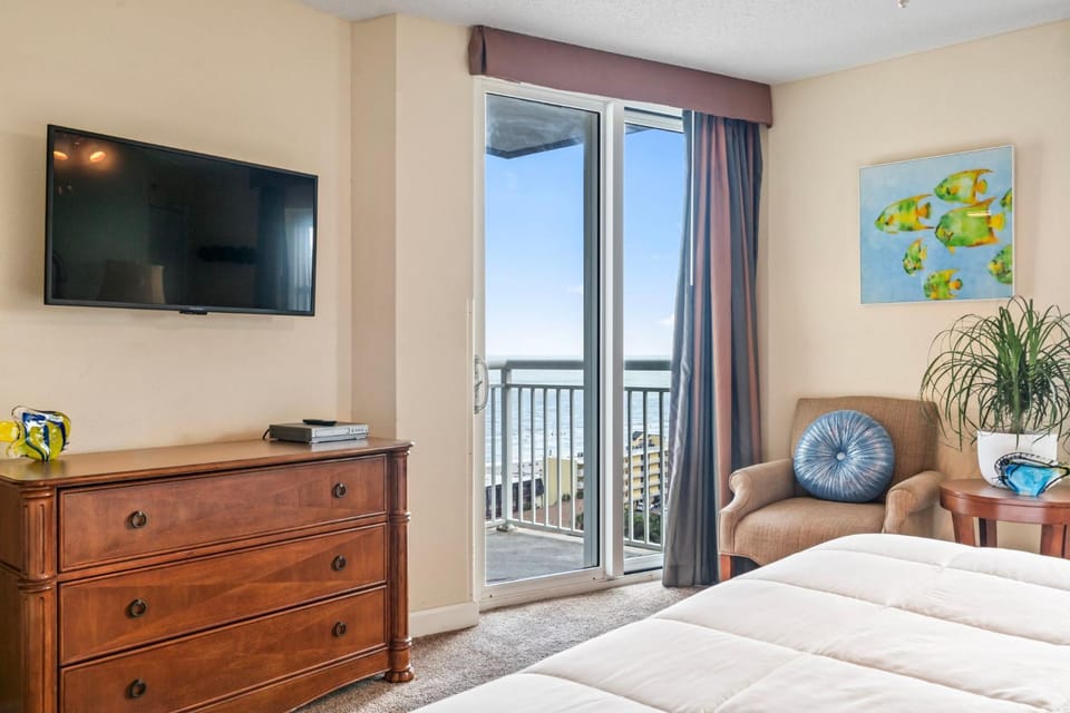 Bed, TV and multimedia, View (from property/room), Balcony/Terrace, Bedroom, Sea view