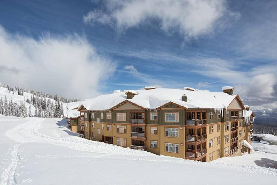 Luxury Aspens 2 Bdrm Condo with Best Views Chalet in British Columbia