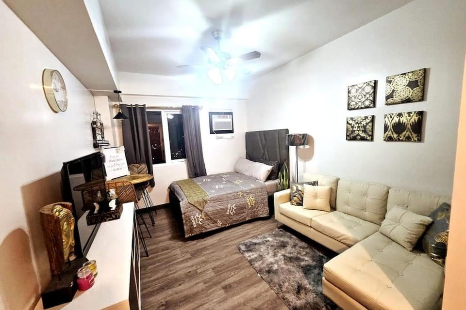 TV and multimedia, Living room, Seating area, Bedroom