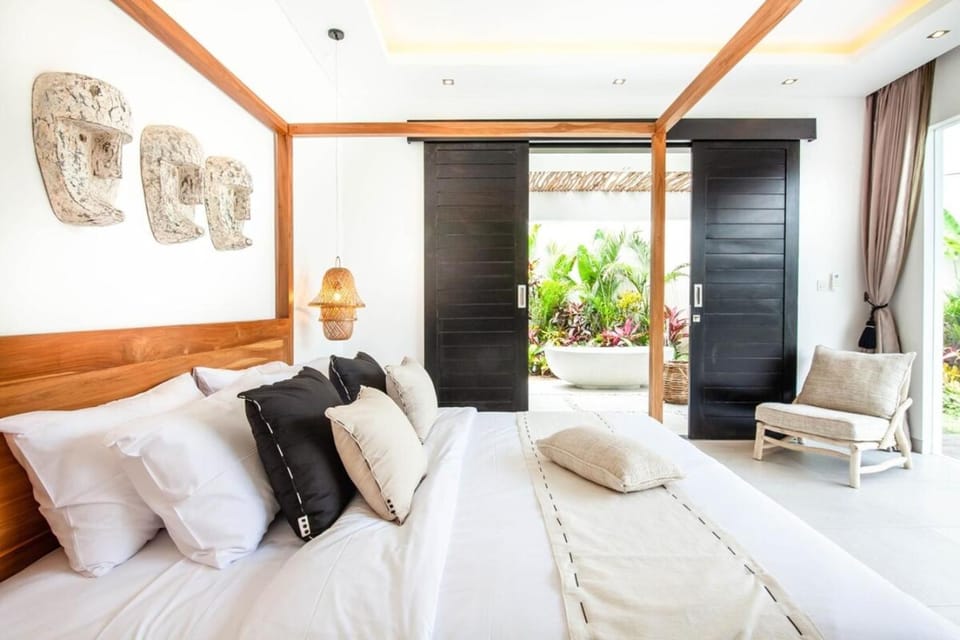 Contemporary 4BR Villa, 400m to Canggu Shore Villa in North Kuta