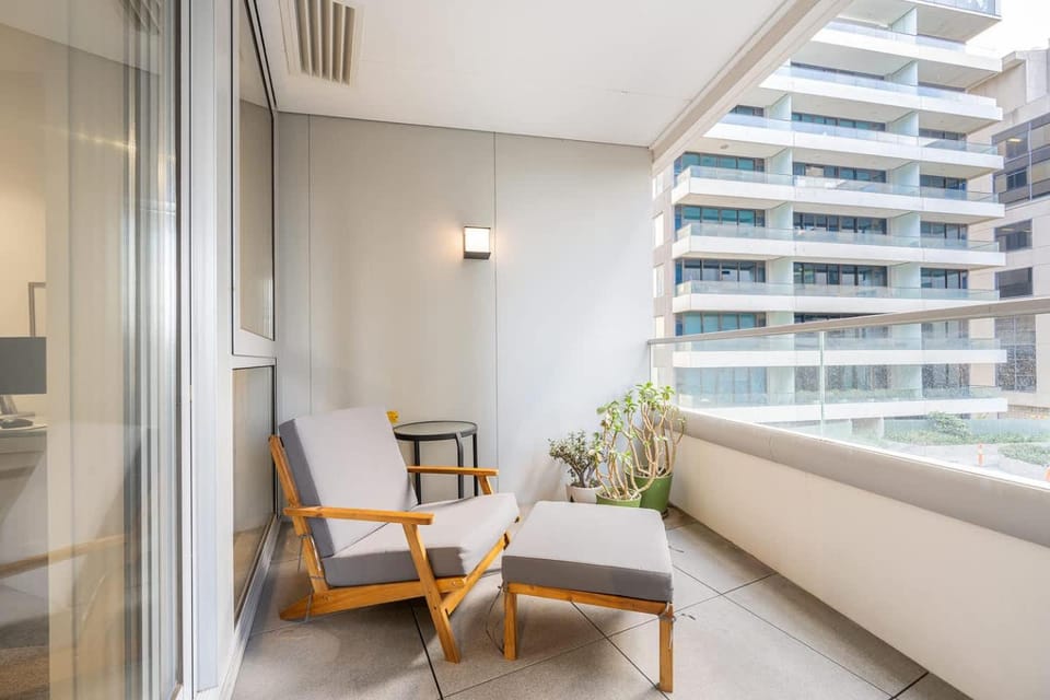 Modern 1B1B Artist APT * WFH Study Apartment in Melbourne