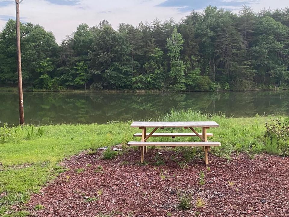 EMMAR Blue & Fishing Lake House in Charlotte