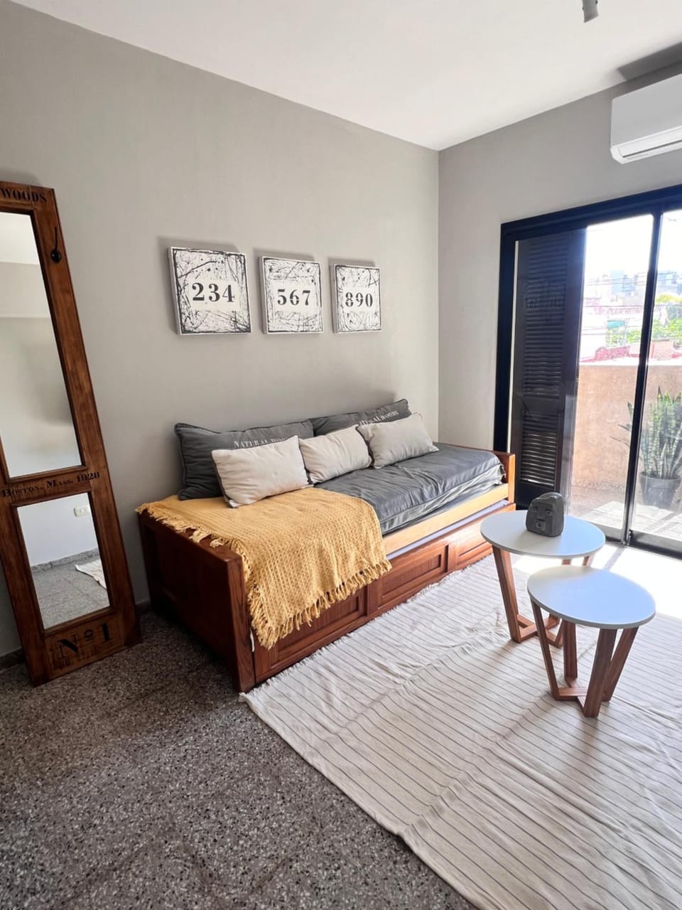 Bed, Living room, towels