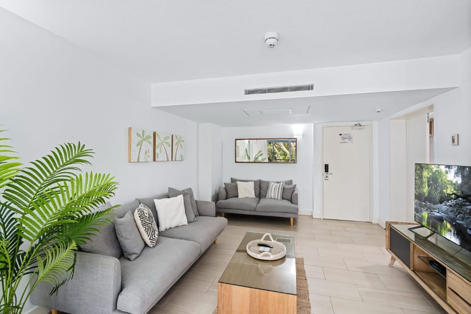 TV and multimedia, Living room, Seating area, air conditioner