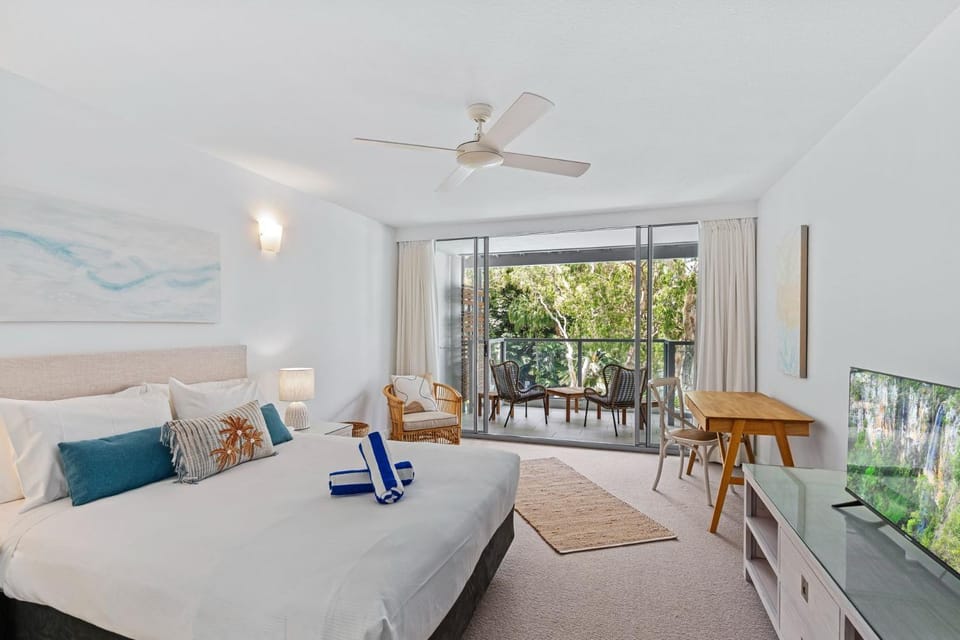 Bed, View (from property/room), Balcony/Terrace, Photo of the whole room, Seating area, Bedroom, fireplace
